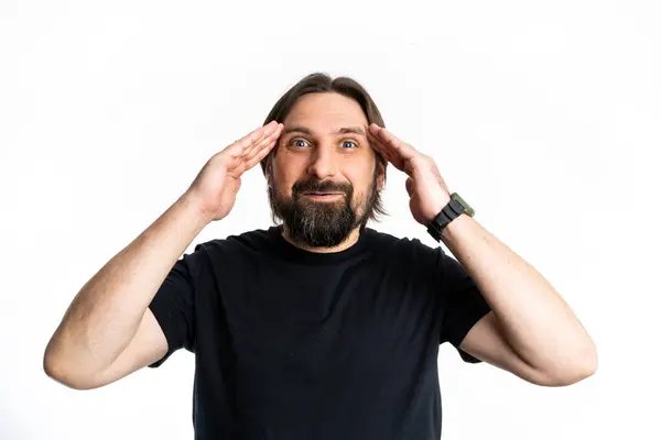 Siyah gömlekli adam fotoğraf stüdyosunda poz veriyor..