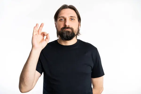 Siyah gömlekli adam fotoğraf stüdyosunda poz veriyor..