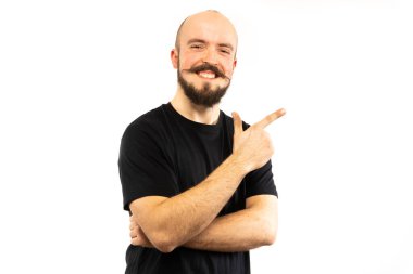 Adam fotoğraf stüdyosunda poz veriyor.. 