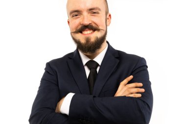 Adam fotoğraf stüdyosunda poz veriyor.. 