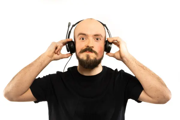 Adam fotoğraf stüdyosunda poz veriyor.. 