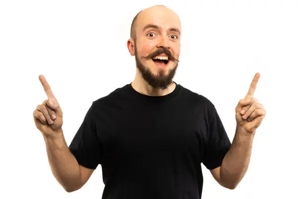 Adam fotoğraf stüdyosunda poz veriyor.. 