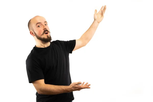 Adam fotoğraf stüdyosunda poz veriyor.. 