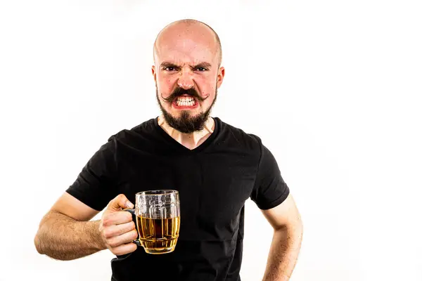 Siyah gömlekli adam fotoğraf stüdyosunda poz veriyor..