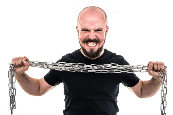 Siyah gömlekli adam fotoğraf stüdyosunda poz veriyor..