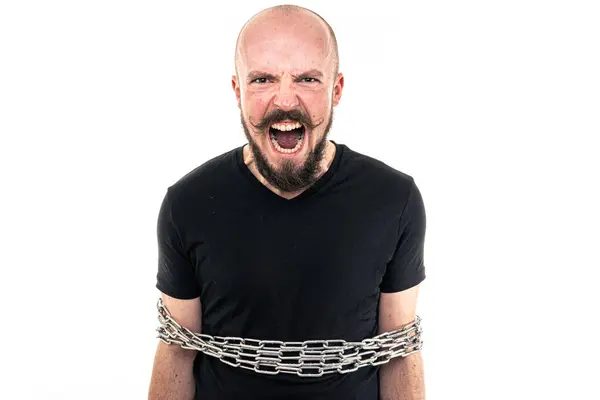 Siyah gömlekli adam fotoğraf stüdyosunda poz veriyor..