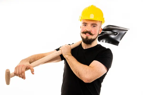 Siyah gömlekli adam fotoğraf stüdyosunda poz veriyor..