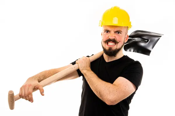 Siyah gömlekli adam fotoğraf stüdyosunda poz veriyor..