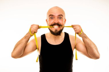 Adam fotoğraf stüdyosunda poz veriyor..