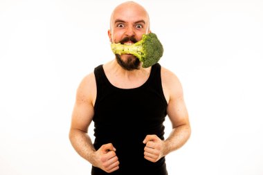 Adam fotoğraf stüdyosunda poz veriyor..