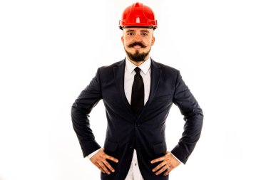 Adam fotoğraf stüdyosunda poz veriyor..