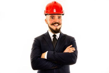 Adam fotoğraf stüdyosunda poz veriyor..