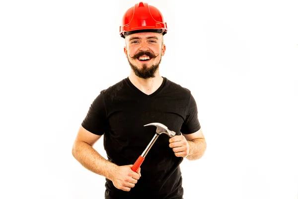 Adam fotoğraf stüdyosunda poz veriyor..