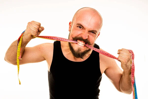 Adam fotoğraf stüdyosunda poz veriyor..