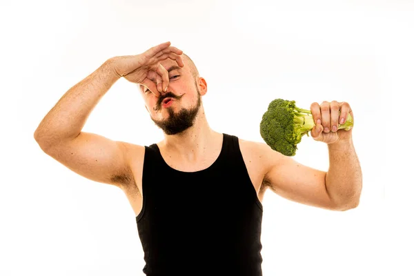 Adam fotoğraf stüdyosunda poz veriyor..