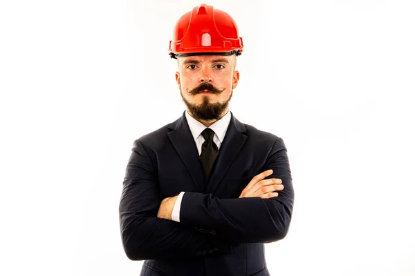 Adam fotoğraf stüdyosunda poz veriyor..