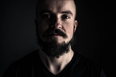 Adam fotoğraf stüdyosunda poz veriyor..