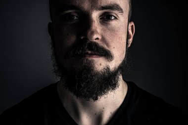 Adam fotoğraf stüdyosunda poz veriyor..