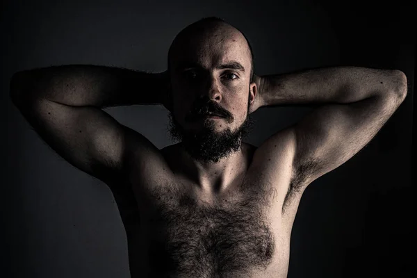 Adam fotoğraf stüdyosunda poz veriyor..