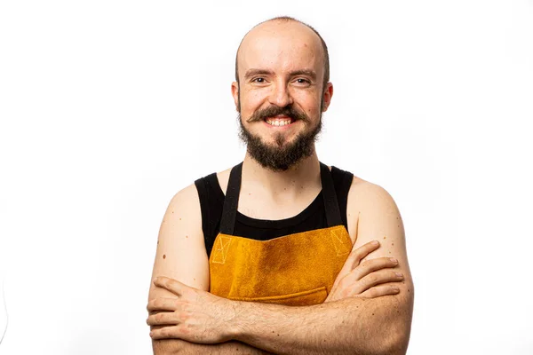 Adam fotoğraf stüdyosunda poz veriyor..