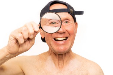 Adam fotoğraf stüdyosunda poz veriyor..