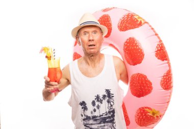 Adam fotoğraf stüdyosunda poz veriyor..