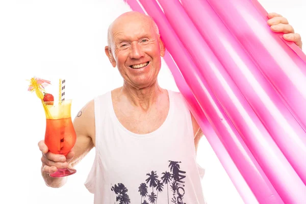 Adam fotoğraf stüdyosunda poz veriyor..