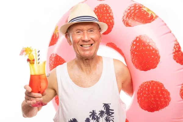 Adam fotoğraf stüdyosunda poz veriyor..