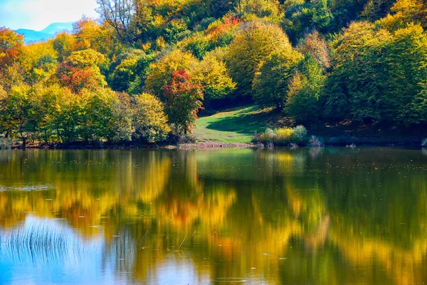 Dsegh, Ermenistan 'daki Tsover Gölü' nde güzel bir sonbahar sahnesi