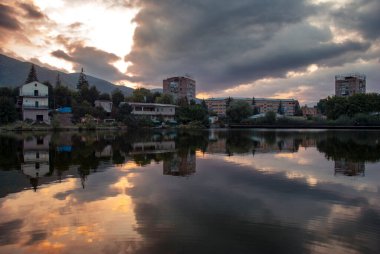Günbatımında şehir göleti, Vanadzor, Ermenistan 