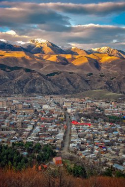 Gün batımında inanılmaz bir şehir manzarası. Vanadzor.