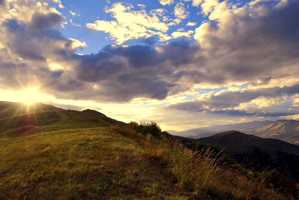 Coucher de soleil dans les montagnes — Photo