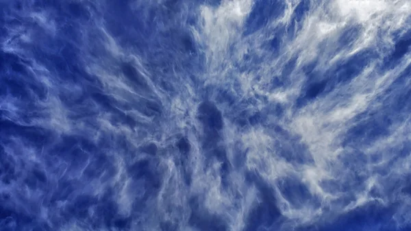 Wolken in de blauwe lucht. (cirrus wolk) — Stockfoto