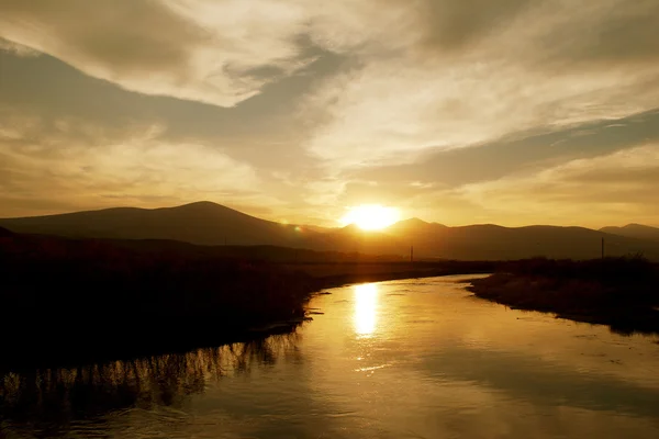 Sonnenuntergang am Fluss — Stockfoto