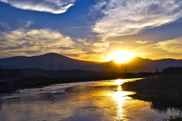 Günbatımı Nehri üzerinde — Stok fotoğraf