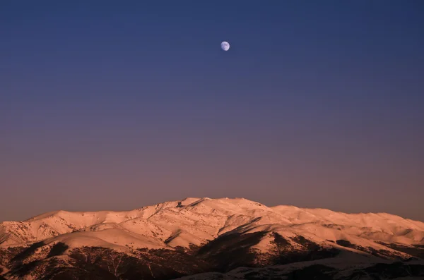 Montañas nevadas al atardecer —  Fotos de Stock