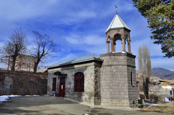 Садовый пейзаж с церковью Святого Саркиса в Ванадзоре, Армения — стоковое фото