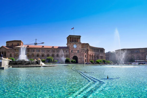 Ereván, plaza central con fuentes — Foto de Stock