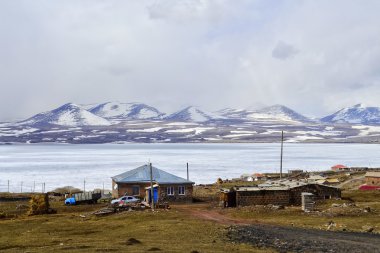 Lake parvana, Georgia'nın kıyılarında Köyü