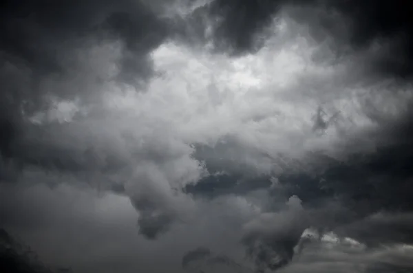 Kara fırtına bulutları