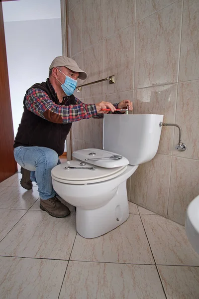 Plumber Repairing Toilet Mask Coronavirus Concept — Stock Photo, Image