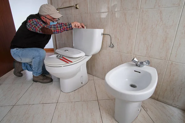 Loodgieter Repareert Een Toilet Met Een Masker Coronavirus Concept — Stockfoto