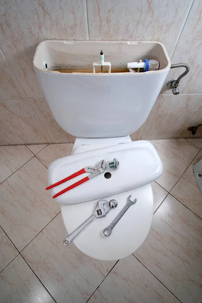 Réservoir Toilettes Ouvert Endommagé Avec Des Outils Pour Réparation — Photo