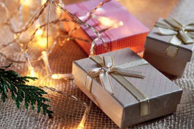 Hediye kutuları ve çuval bezinde küçük ışıklar.