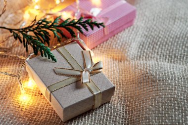 Hediye kutuları ve çuval bezinde küçük ışıklar.