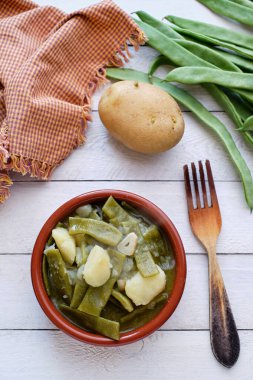 Kil kapta pişirilmiş patatesli sağlıklı kapsüller.