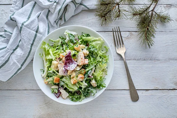 Lezzetli kırsal masa üstü Cesar salata üst görünümü