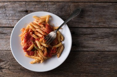 Ev yapımı makarna ve domatesin kabataslak arkaplanı ve fotokopi alanı..