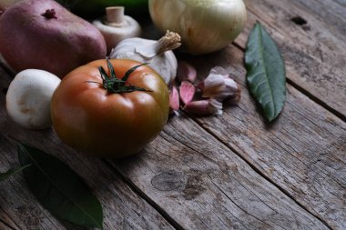 Sağlıklı yiyecekler. Kırsal ahşap arka planda domates. Kopyalamak için boşluk.