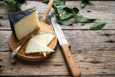 Kırsal arkaplan, üst görünüm ve kopyalama alanına sahip İspanyol haşlanmış peyniri